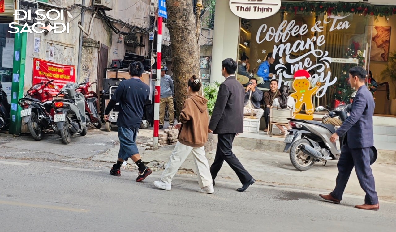 Zoom cận trường quay phim mới của Suzy - Kim Seon Ho ở Hà Nội- Ảnh 10. Zoom cận trường quay phim mới của Suzy - Kim Seon Ho ở Hà Nội- Ảnh 10.