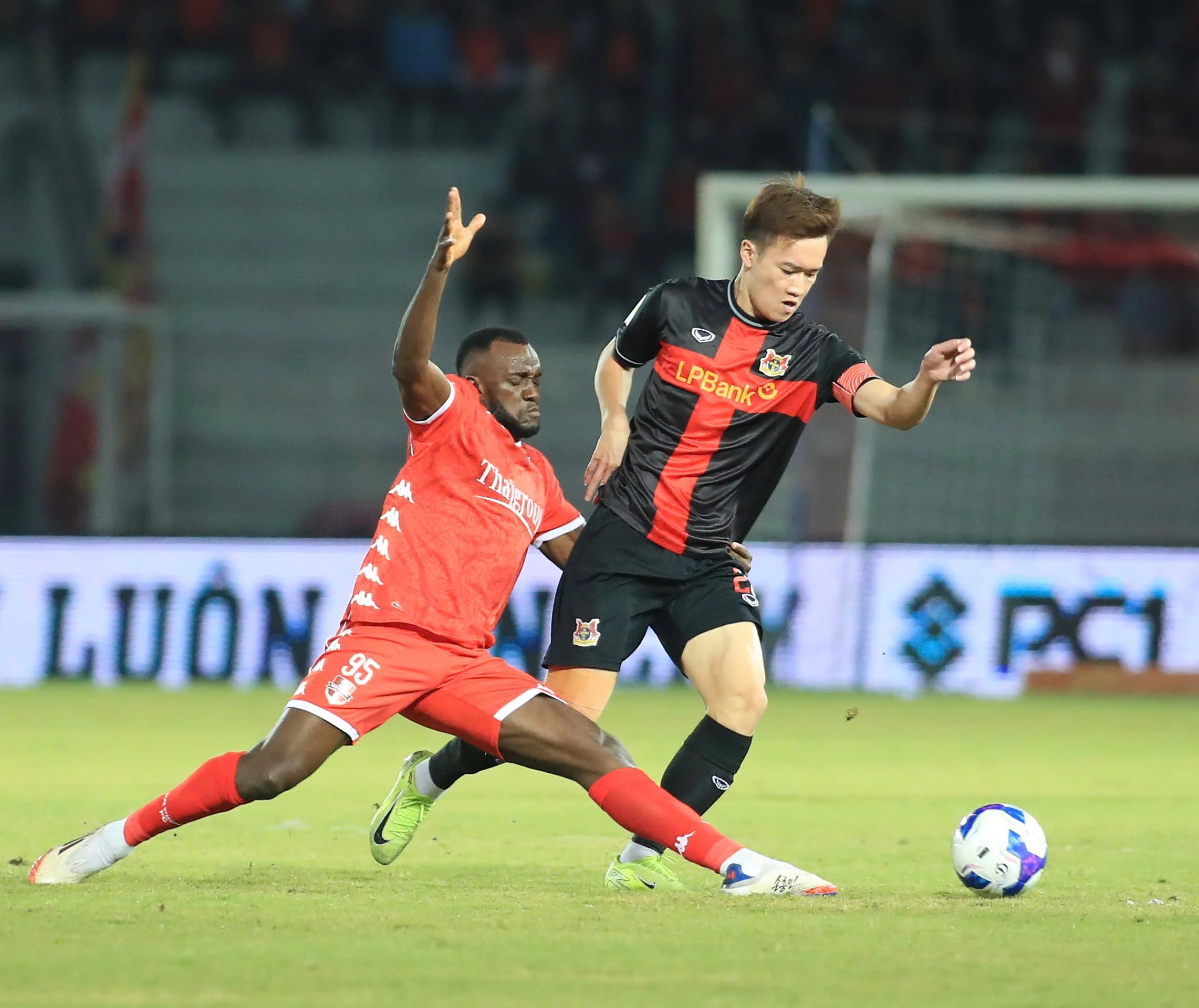 Quả bóng vàng Việt Nam 2025: Người hùng SEA Games Đình Bắc hay Hoàng Đức? - Ảnh 2.