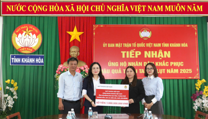 Một tỷ đồng được ủng hộ đến 5 tỉnh chịu thiệt hại do bão lũ. Ảnh: TMV