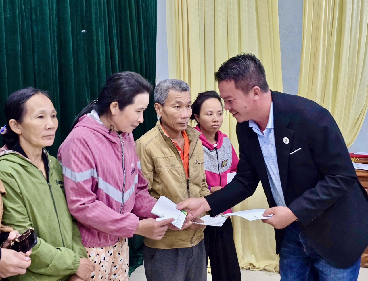 Dân vùng rốn lũ Phú Yên cũ bất ngờ với món quà tái thiết từ GREENFEED và báo Tuổi Trẻ - Ảnh 2.