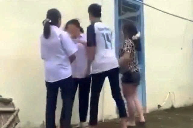 Nữ sinh lớp 8 bị đánh hội đồng: Xuất phát từ 'bài phốt' trên mạng xã hội - Ảnh 2.