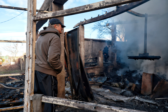 Người đàn ông nhìn toà nhà bị phá huỷ sau cuộc tập kích của Nga vào Odessa ngày 13/12. Ảnh: AFP