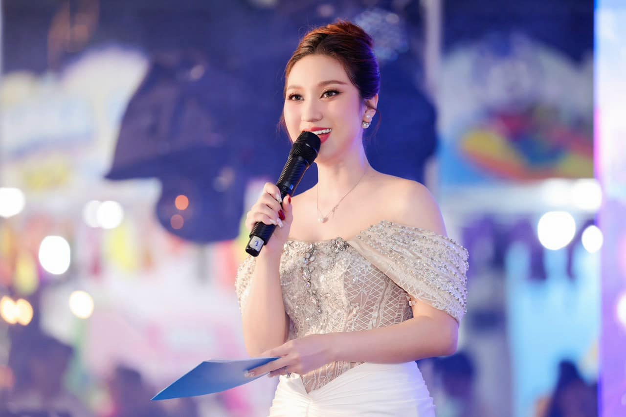 Nữ ca sĩ hủy hôn trước ngày cưới 1 tuần, nhiều đại gia nghìn tỷ vây quanh: 34 tuổi mẹ vẫn chăm như em bé- Ảnh 3.