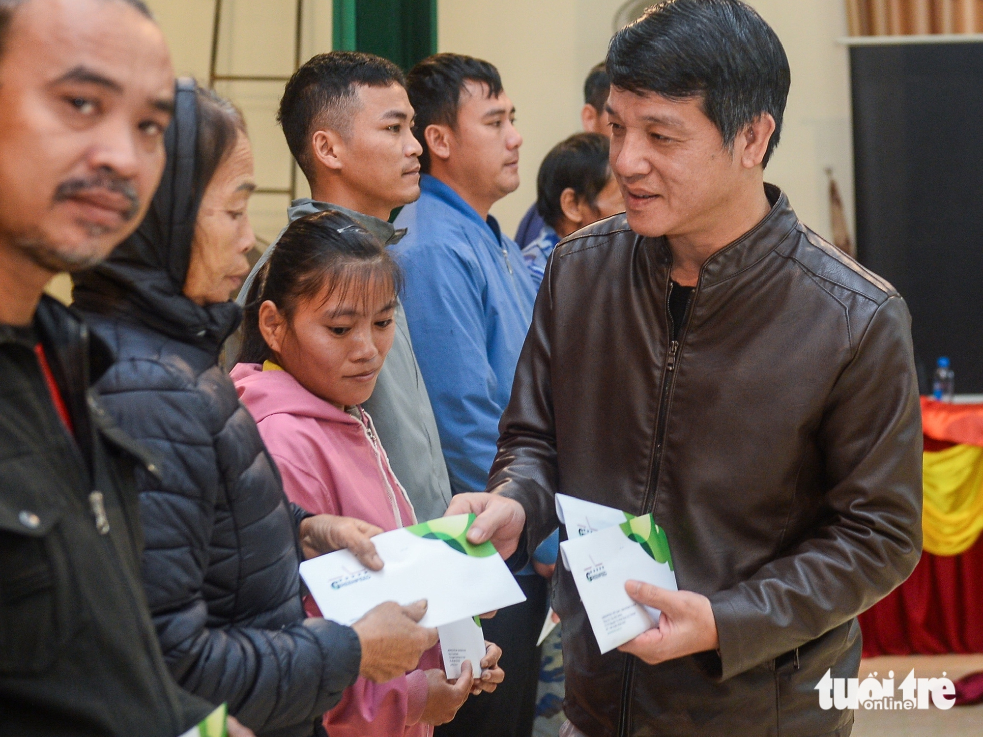 Báo Tuổi Trẻ cùng GREENFEED trao 1,2 tỉ đồng cho người dân Hà Tĩnh bị ảnh hưởng bởi bão lũ 2 báo Tuổi Trẻ - Ảnh 2.