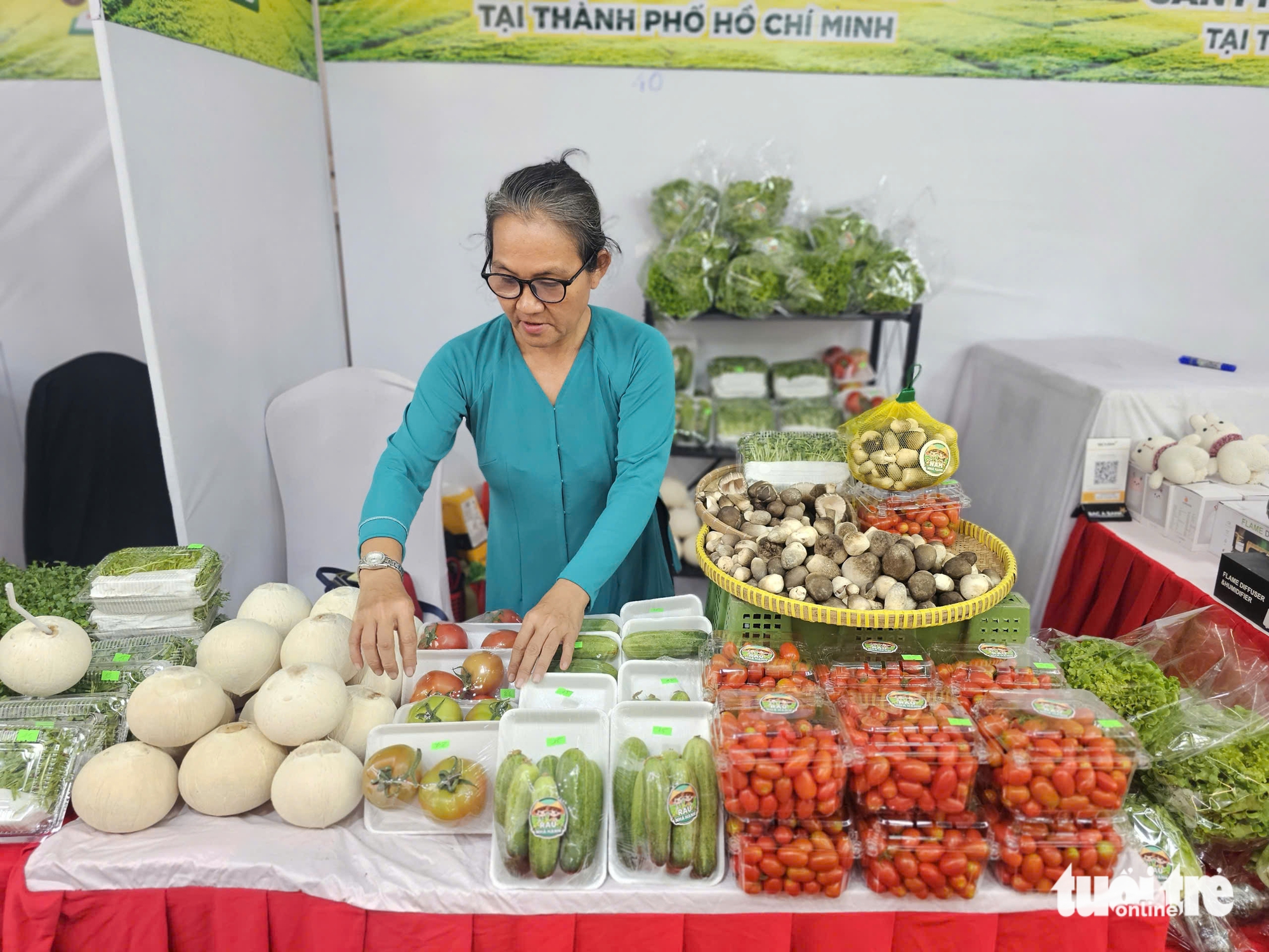 Hàng trăm đặc sản 3 miền hội tụ tại TP.HCM để người dân  sắm Tết sớm - Ảnh 2.
