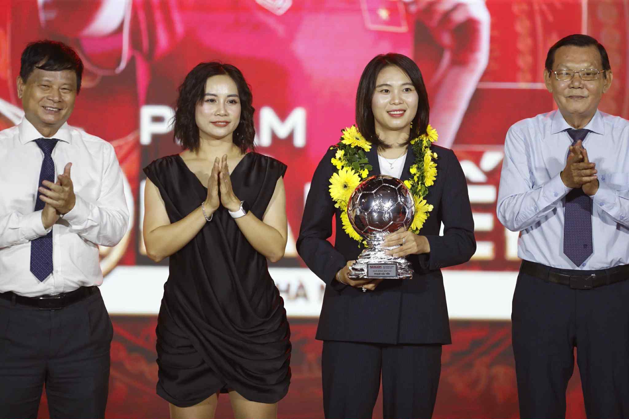 Lễ trao giải Quả bóng vàng Việt Nam 2025: Đình Bắc đoạt Quả bóng bạc - Ảnh 3.