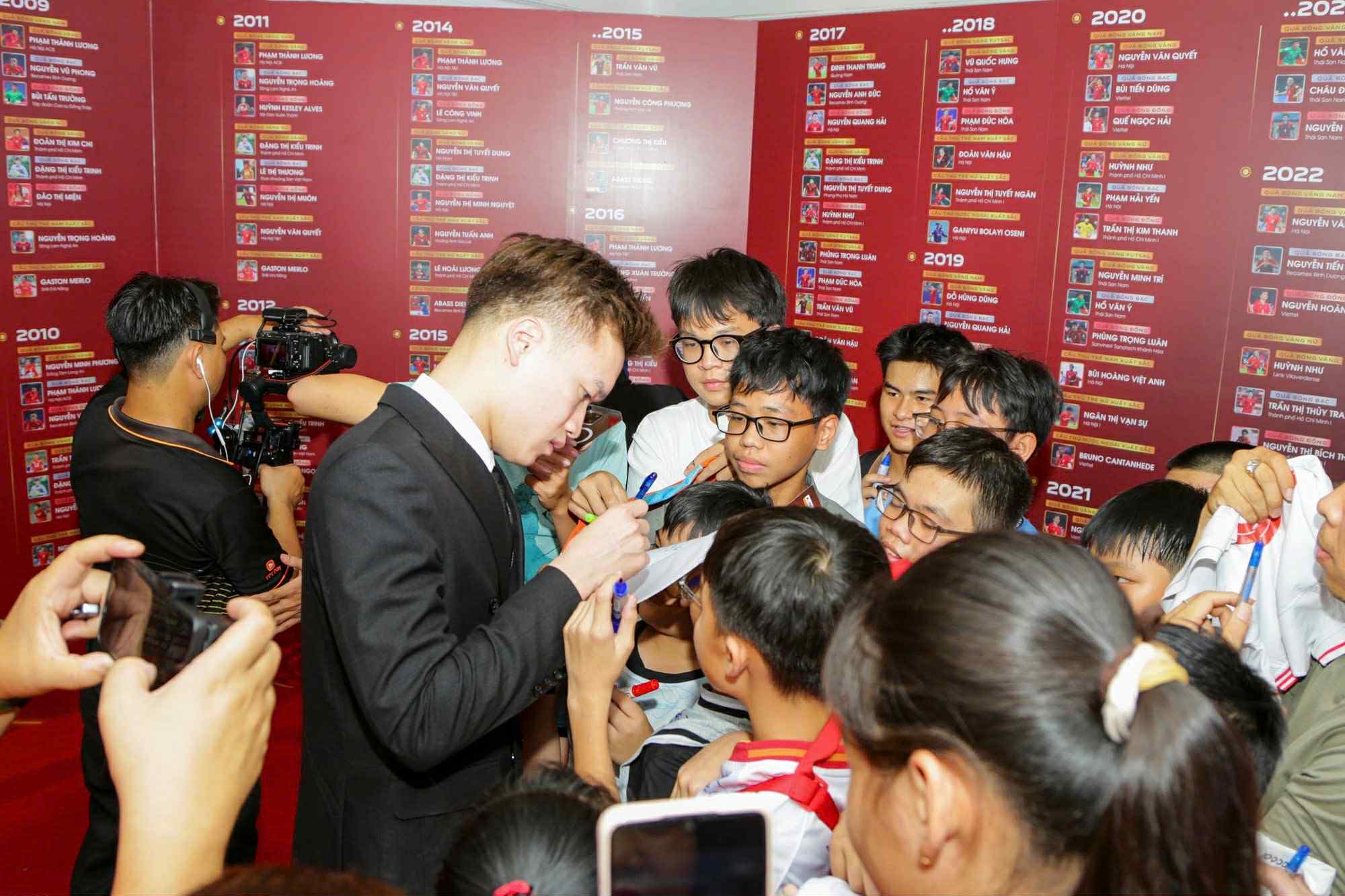 Lễ trao giải Quả bóng vàng Việt Nam 2025: Đình Bắc đoạt Quả bóng bạc - Ảnh 9.