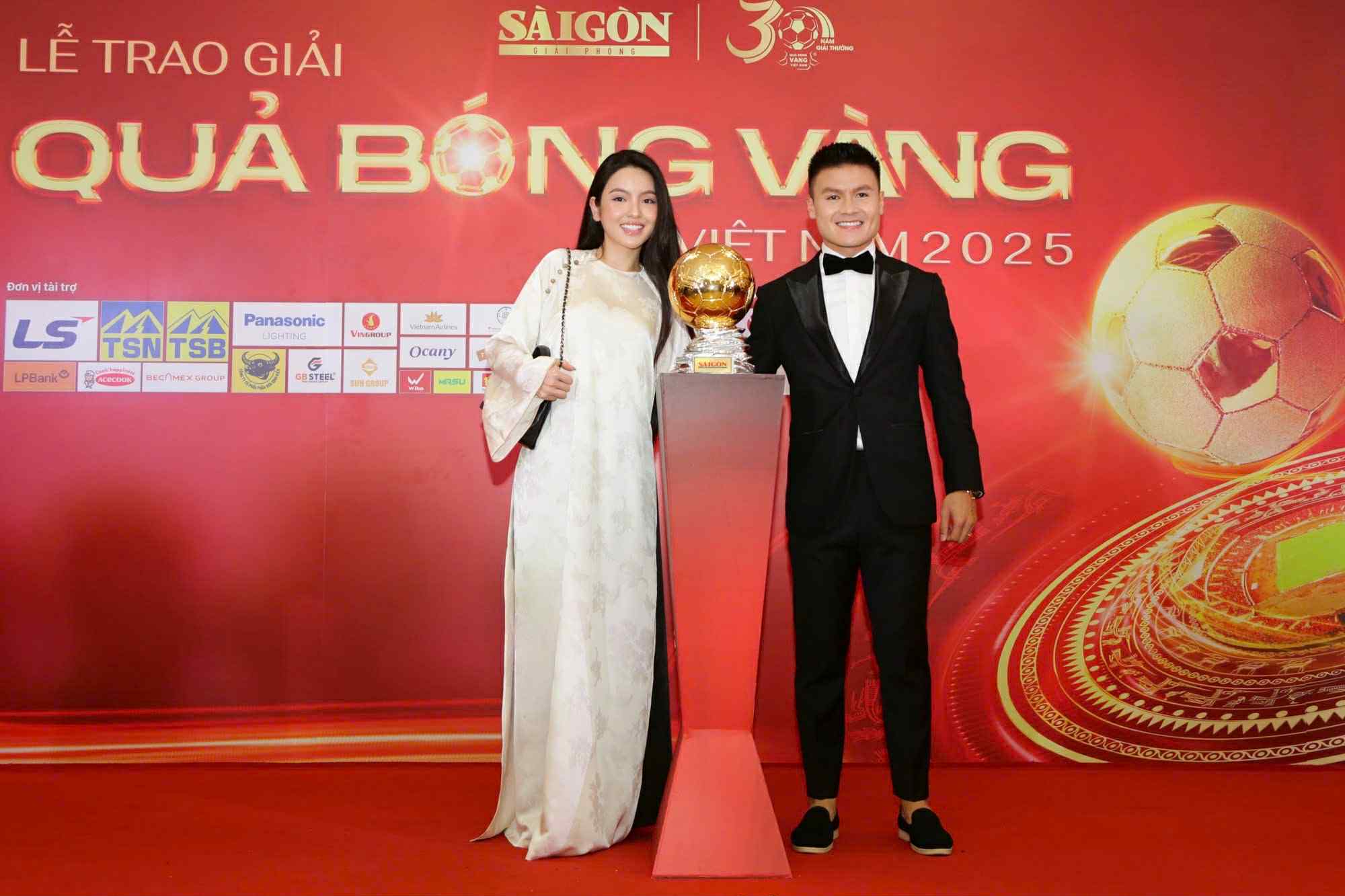 Lễ trao giải Quả bóng vàng Việt Nam 2025: Đình Bắc đoạt Quả bóng bạc - Ảnh 10.