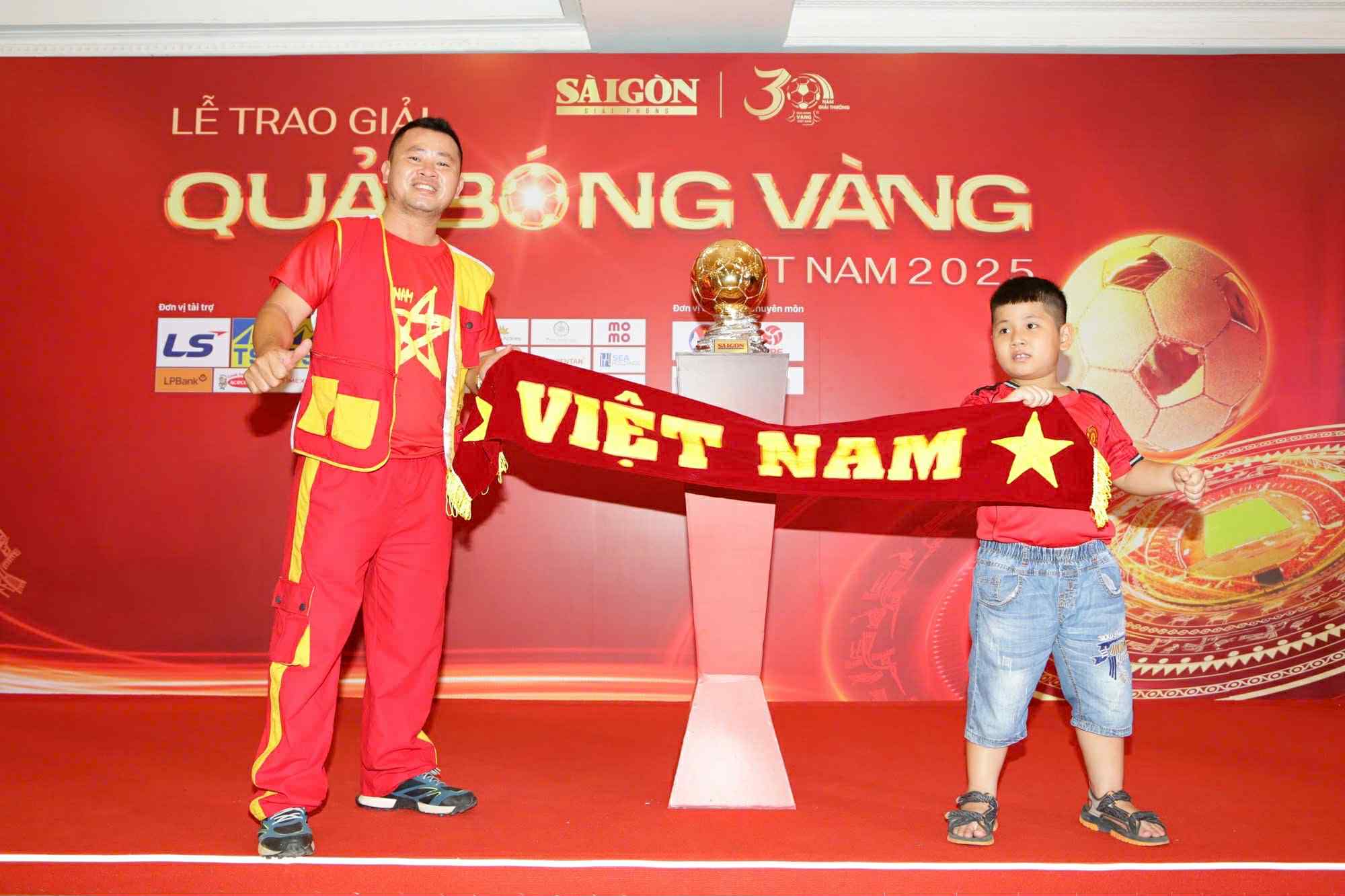 Lễ trao giải Quả bóng vàng Việt Nam 2025: Đình Bắc đoạt Quả bóng bạc - Ảnh 13.