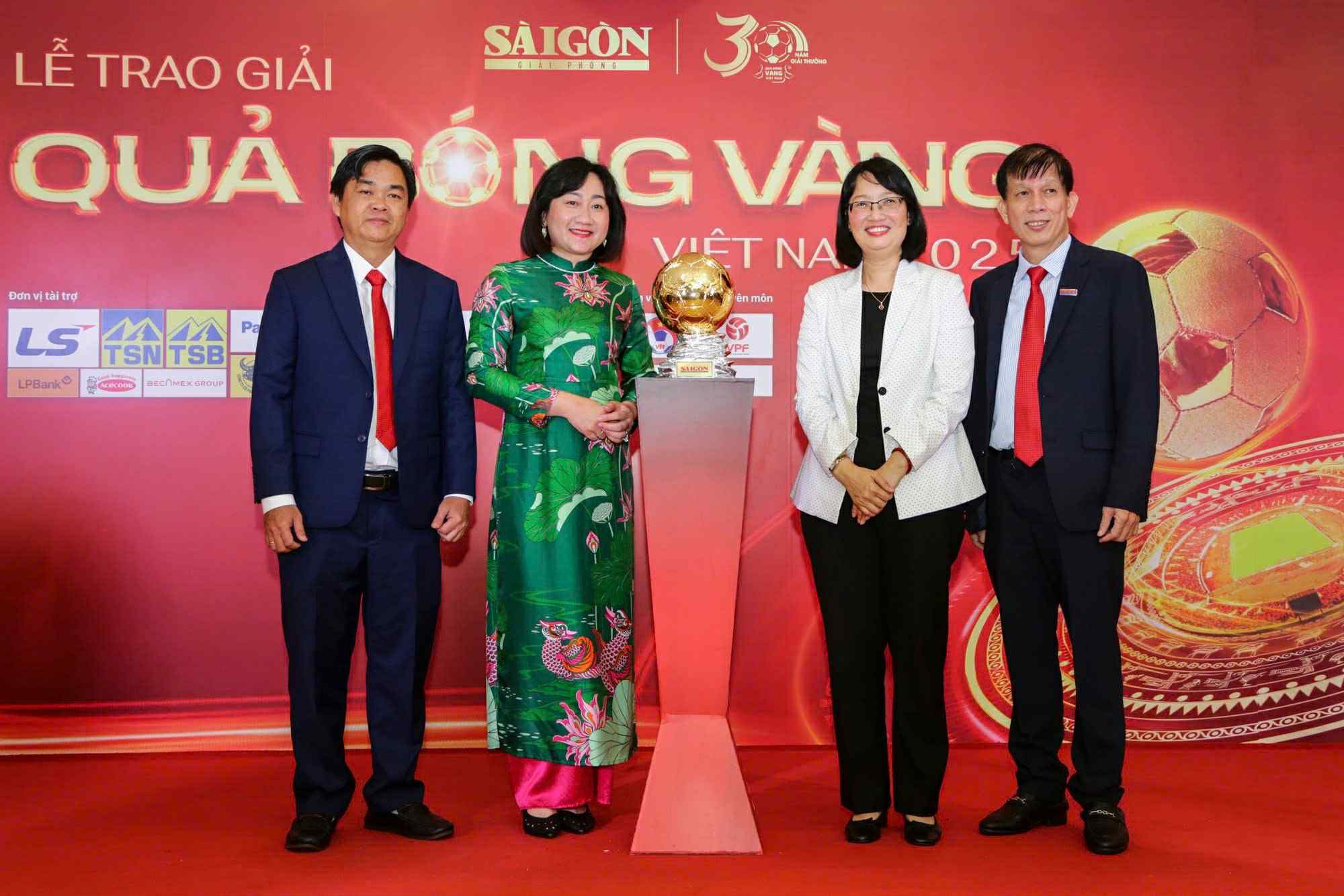 Lễ trao giải Quả bóng vàng Việt Nam 2025: Đình Bắc đoạt Quả bóng bạc - Ảnh 14.