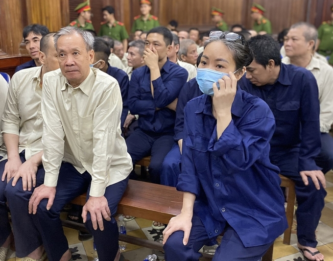 Bị cáo Đỗ Thị Ngọc Quỳnh (bên phải hàng đầu) cùng các bị cáo khác tại tòa. Ảnh: Hải Duyên