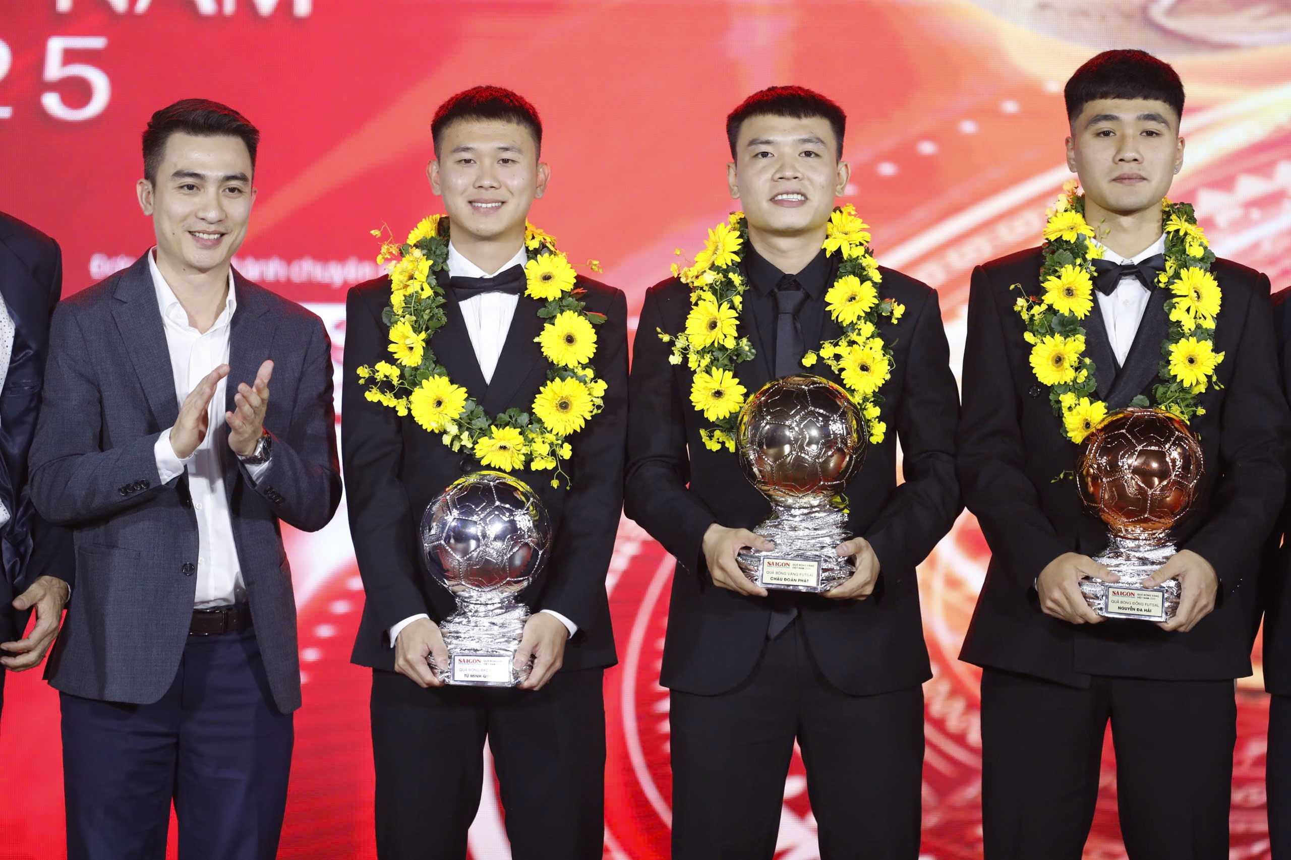 Hoàng Đức đoạt cú đúp danh hiệu ở Giải thưởng QBV Việt Nam 2025 - Ảnh 5.