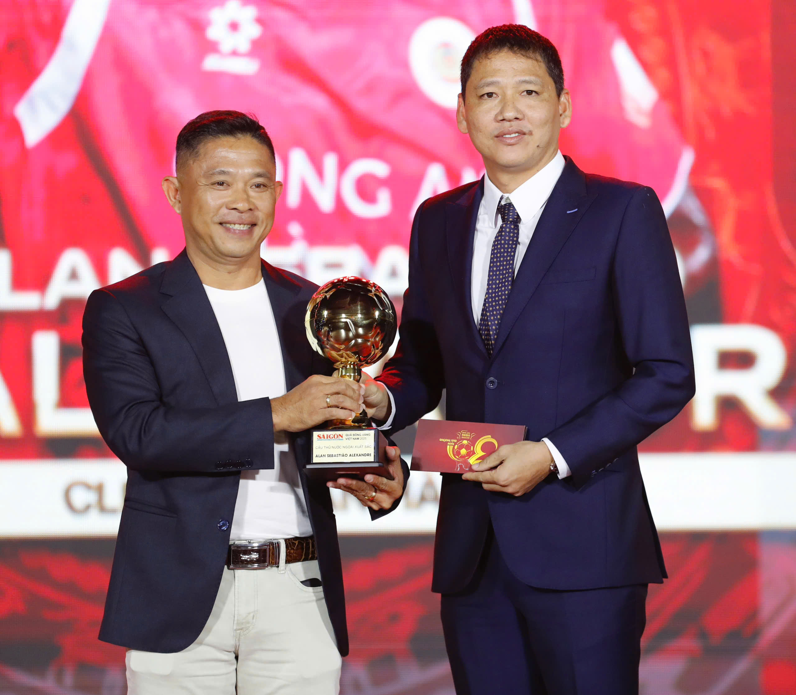 Hoàng Đức đoạt cú đúp danh hiệu ở Giải thưởng QBV Việt Nam 2025 - Ảnh 7.