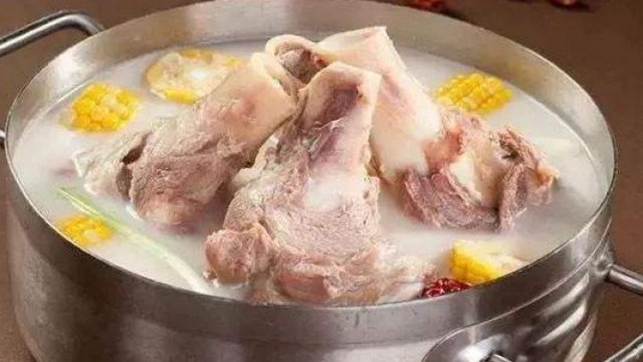 Hầm xương bao lâu là tốt nhất, ngọt nước mà không nồng. (Ảnh: Reddit)