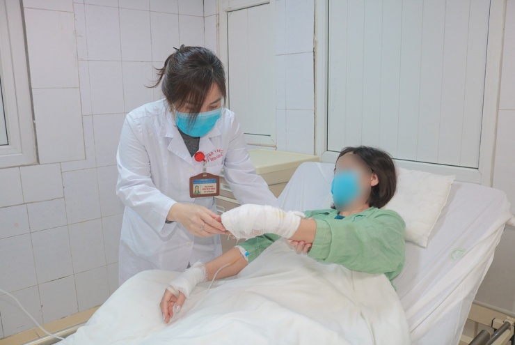 BSCKII Đinh Thị Lê Thành thăm khám cho bệnh nhân. Ảnh BVCC