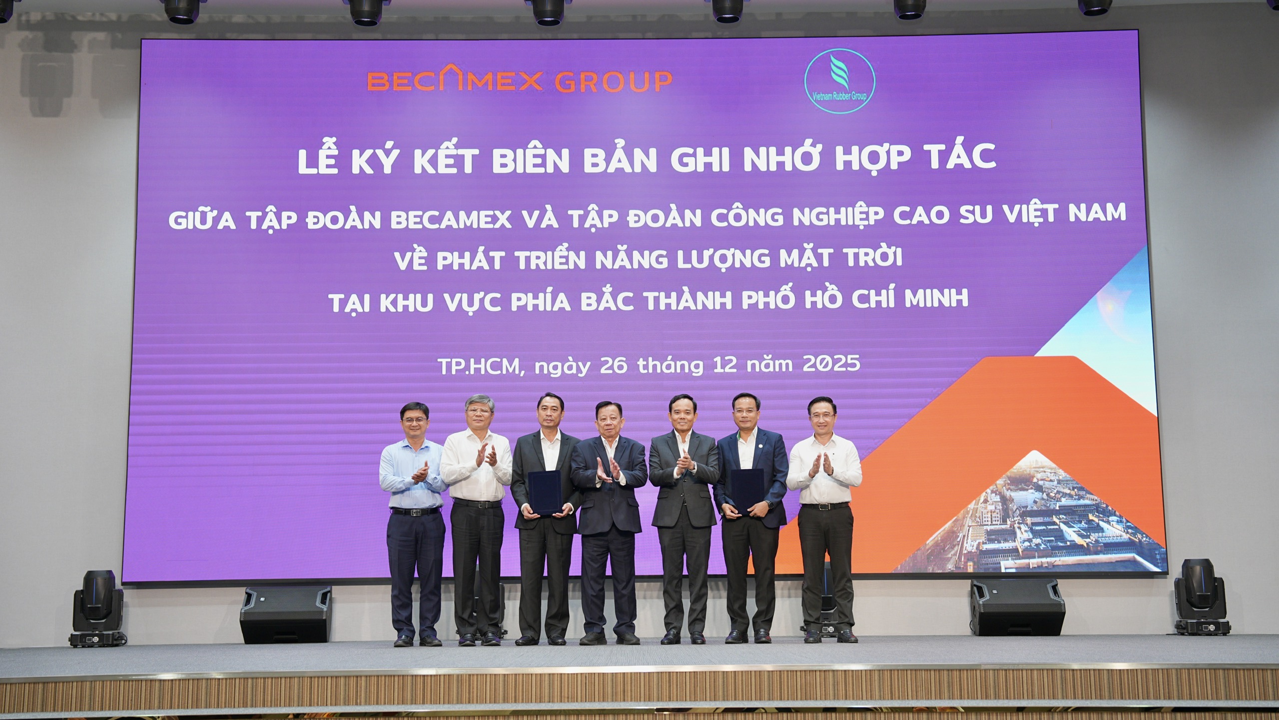 Bí thư TP.HCM Trần Lưu Quang khảo sát ý tưởng lập “Thành phố khoa học công nghệ” Bình Dương - Ảnh 4. Bí thư Thành ủy TP.HCM khảo sát, giao nhiệm vụ hiện thực hóa đề án 'thành phố khoa học công nghệ' - Ảnh 4.
