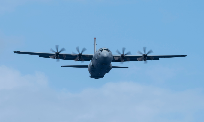 Vận tải cơ C-130J chuẩn bị thả hàng trong buổi huấn luyện gần căn cứ ở đảo Guam hồi tháng 5. Ảnh: USAF