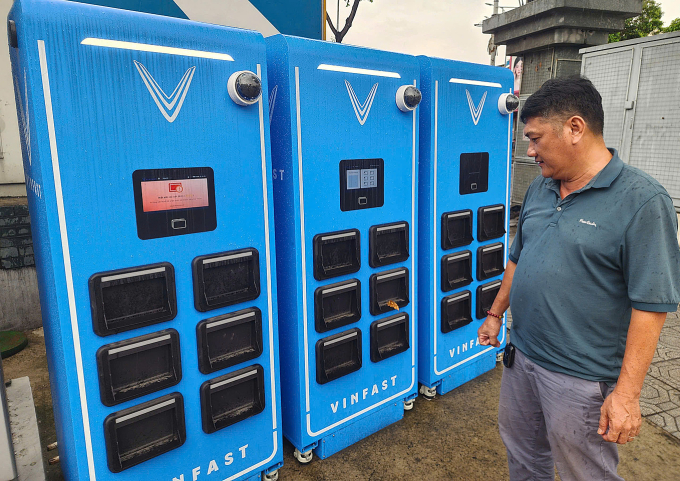 Tủ đổi pin đặt thử nghiệm trên vỉa hè đường Quang Trung, phường Gò Vấp, ngày 25/12. Ảnh: Đình Văn