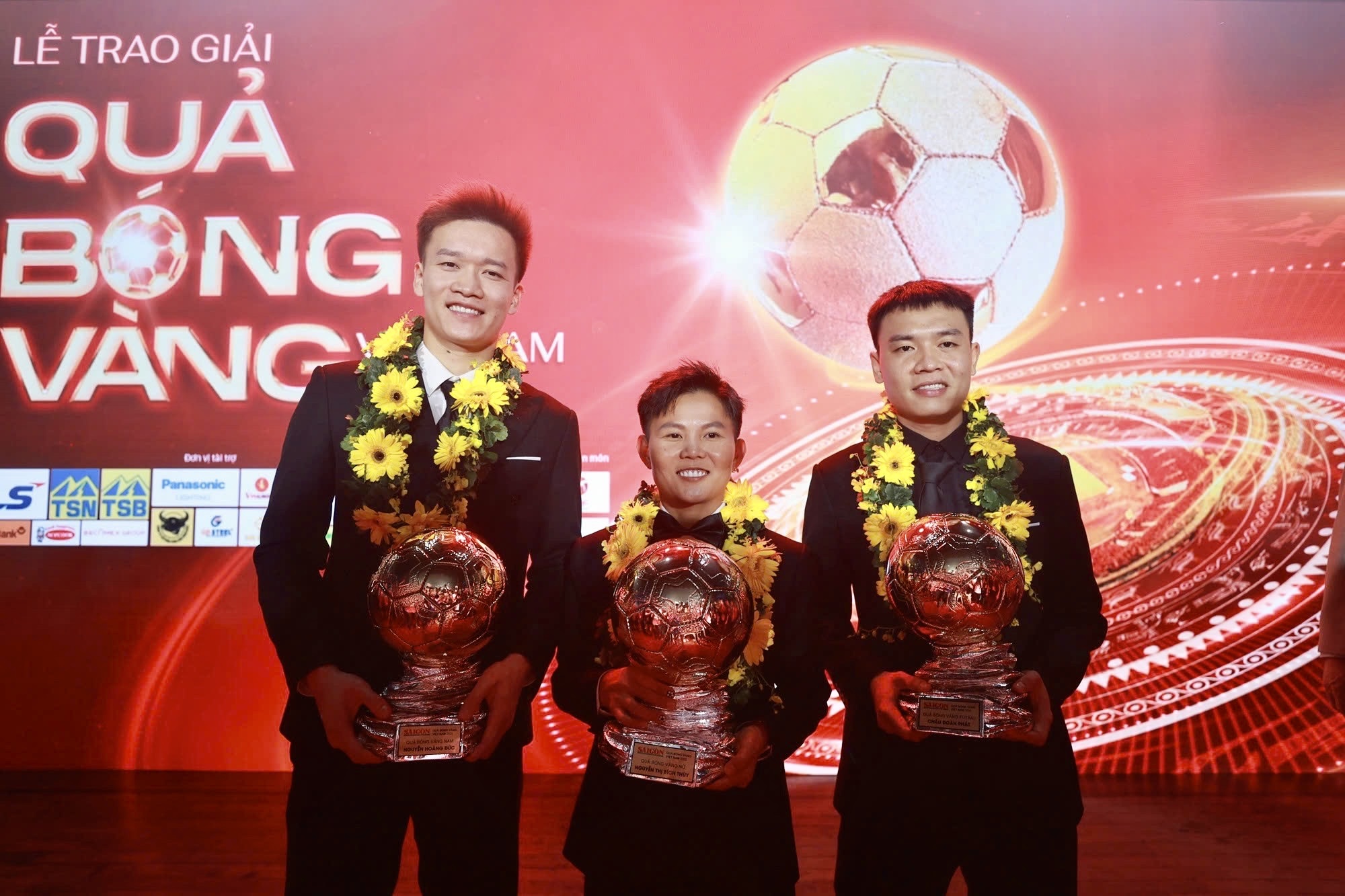Hoàng Đức lập hat-trick Quả bóng vàng Việt Nam, Bích Thùy lần đầu nhận Quả bóng vàng nữ- Ảnh 1.