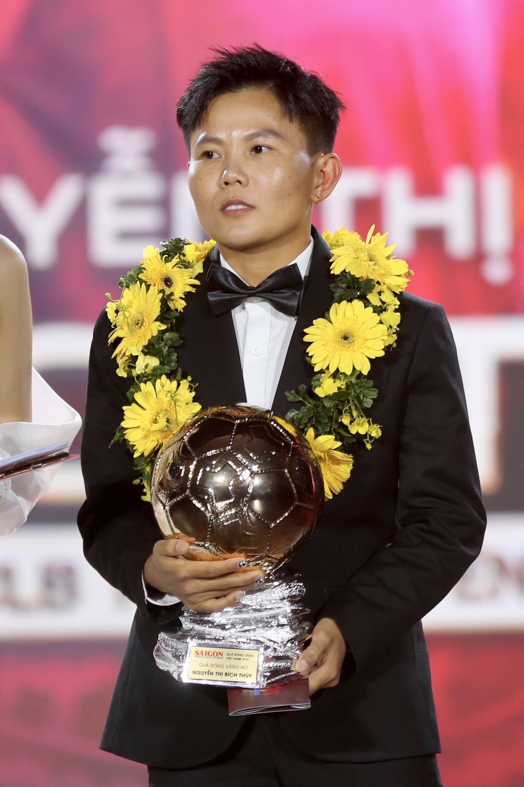 Hoàng Đức lập hat-trick Quả bóng vàng Việt Nam, Bích Thùy lần đầu nhận Quả bóng vàng nữ- Ảnh 6.