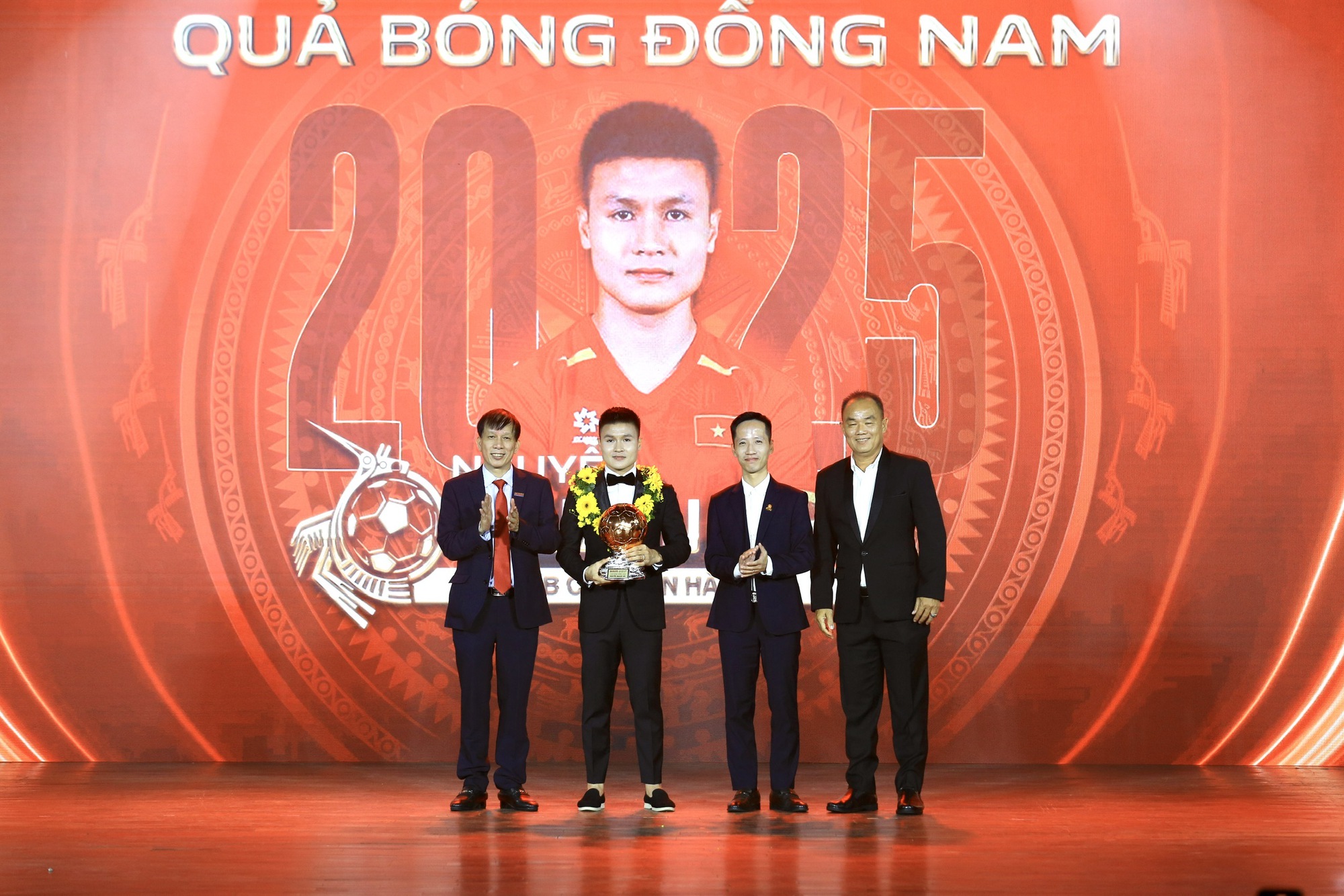 Hoàng Đức lập hat-trick Quả bóng vàng Việt Nam, Bích Thùy lần đầu nhận Quả bóng vàng nữ- Ảnh 10.