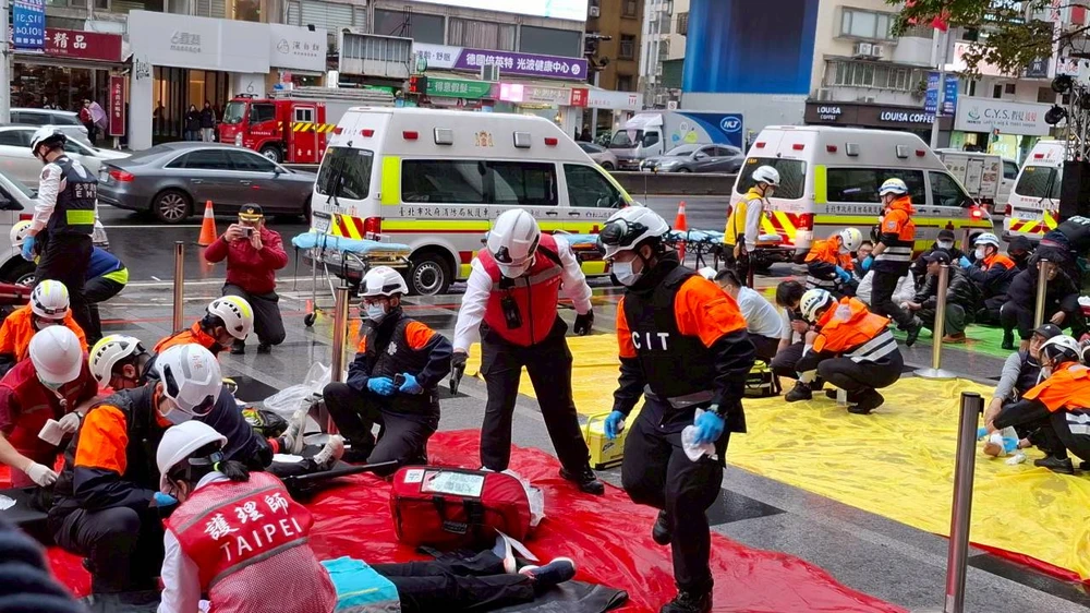 2712 Đài Loan diễn tập ứng phó tấn công bạo lực ở ga tàu điện ngầm_7.jpg