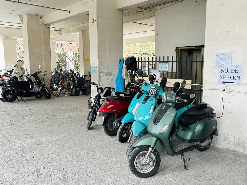 Tại chung cư Thái An 3 (phường Đông Hưng Thuận, TP.HCM), trạm sạc xe máy điện được bố trí chung với bãi giữ xe chung cư. Ảnh: THẢO HIỀN