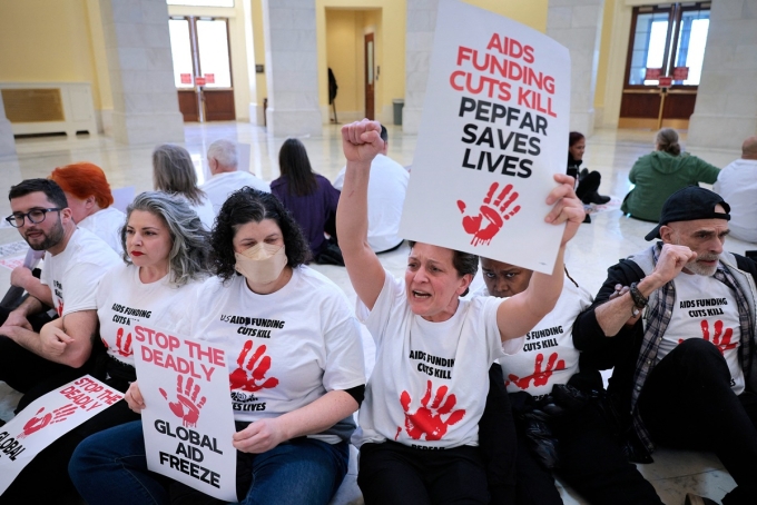 Biểu tình tại tòa nhà quốc hội Mỹ ngày 26/2 để phản đối kế hoạch tinh giản USAID. Ảnh: AFP