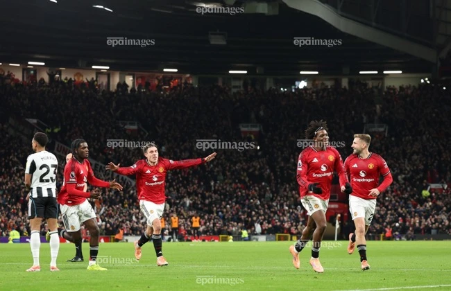 Dorgu cùng đồng đội MU ăn mừng bàn thắng. Ảnh: EPA. khong-co-doi-truong-bruno-mu-thang-nghet-tho (3).jpg