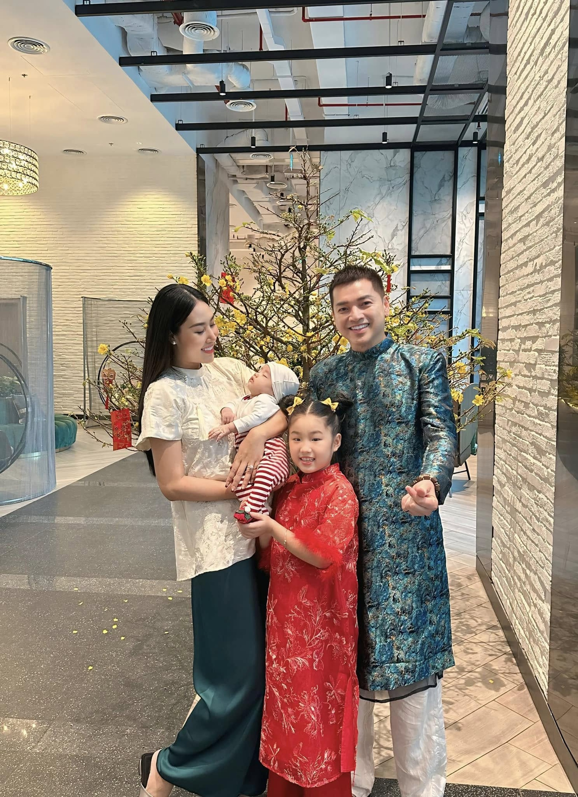 Nghệ sĩ Quang Minh tuổi 66: Có con 1 tuổi, bình yên bên bạn gái kém 37 tuổi - 11