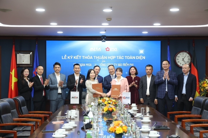 Bà Nguyễn Thị Ngoan và bà Phùng Thị Lý Hiền, Giám đốc Bảo hiểm PVI Vũng Tàu ký kết hợp đồng triển khai các sản phẩm bảo hiểm trên nền tảng MISA Insurance. Ảnh: Bảo hiểm PVI