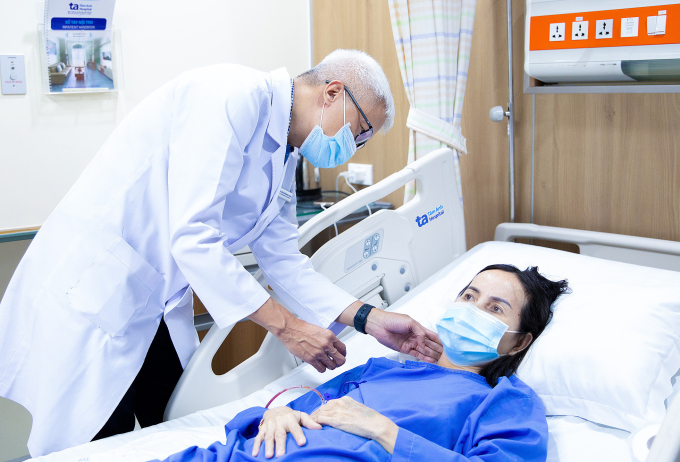 Bác sĩ Trông khám cho bà Chantha sau mổ. Ảnh: Trung Vũ