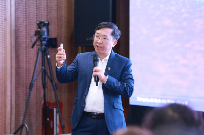 PGS Phạm Quang Thái trong một hội thảo về cúm. Ảnh: NVCC