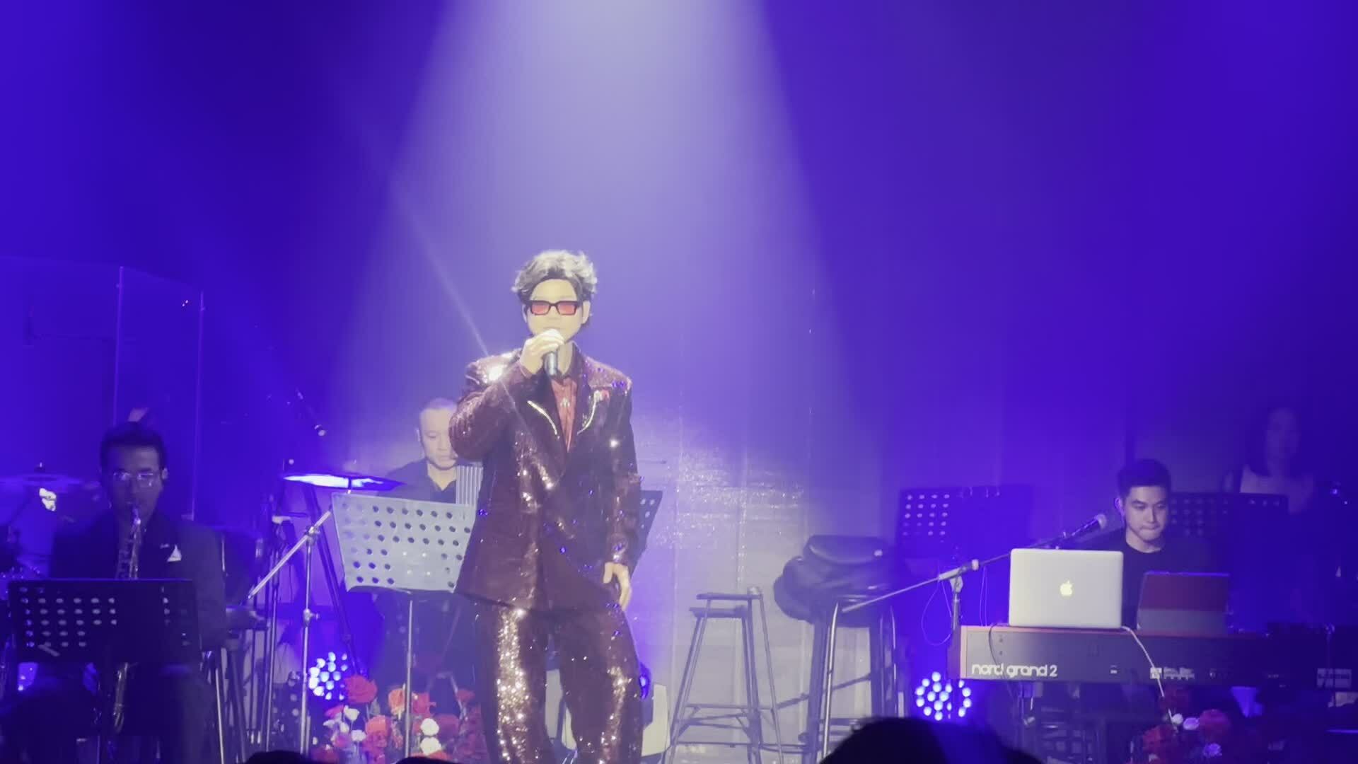 Phan Đinh Tùng hát 'Người tình mùa đông'