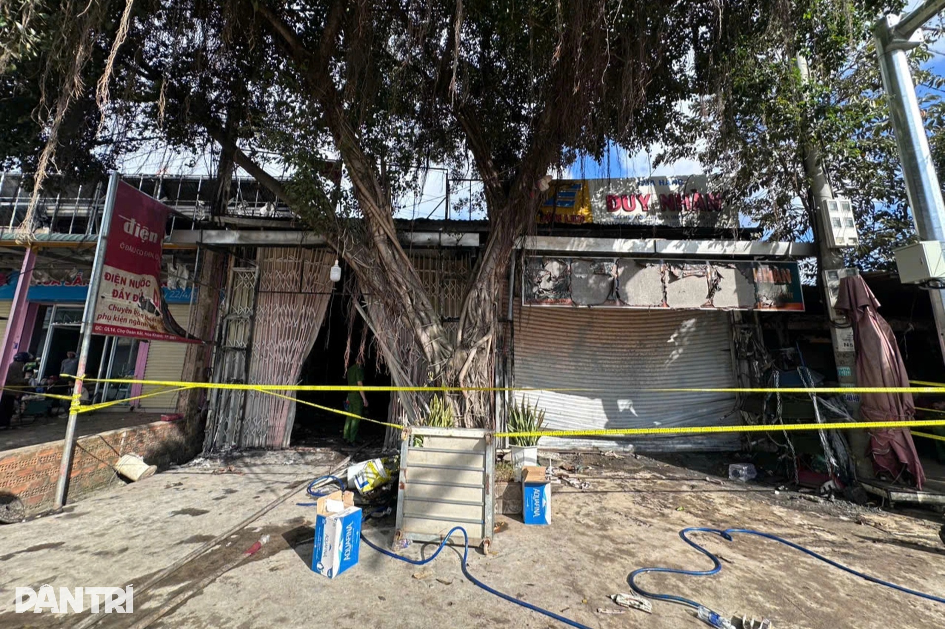 Vụ cháy 4 người tử vong: Bố ôm chặt che chắn, con 1 tháng tuổi thoát chết - 2