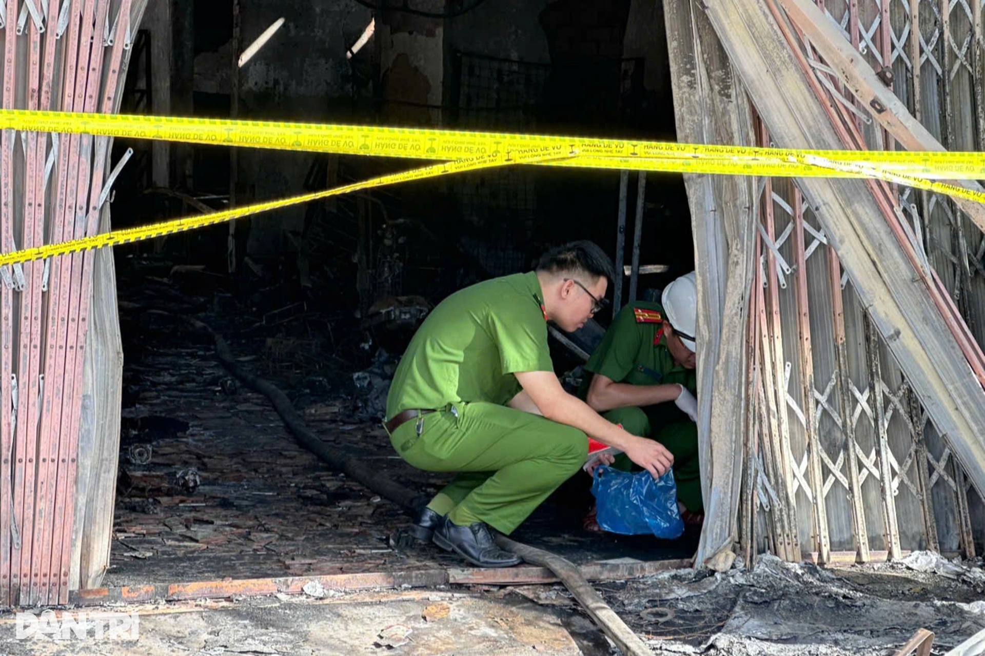 Vụ cháy 4 người tử vong: Bố ôm chặt che chắn, con 1 tháng tuổi thoát chết - 3