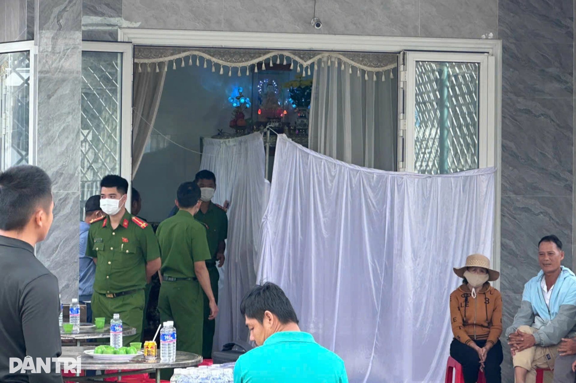 Vụ cháy 4 người tử vong: Bố ôm chặt che chắn, con 1 tháng tuổi thoát chết - 8