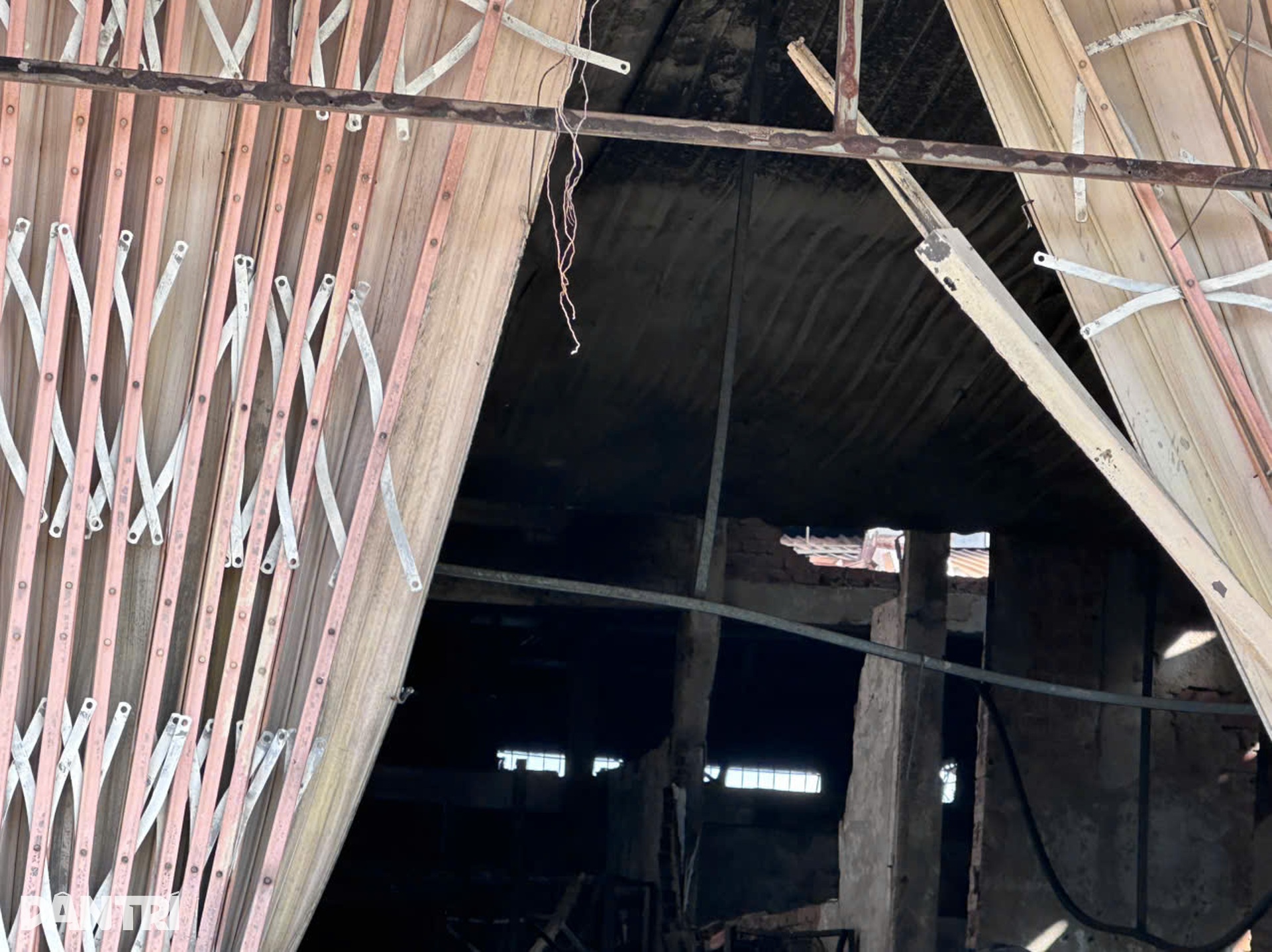 Vụ cháy 4 người tử vong: Bố ôm chặt che chắn, con 1 tháng tuổi thoát chết - 10