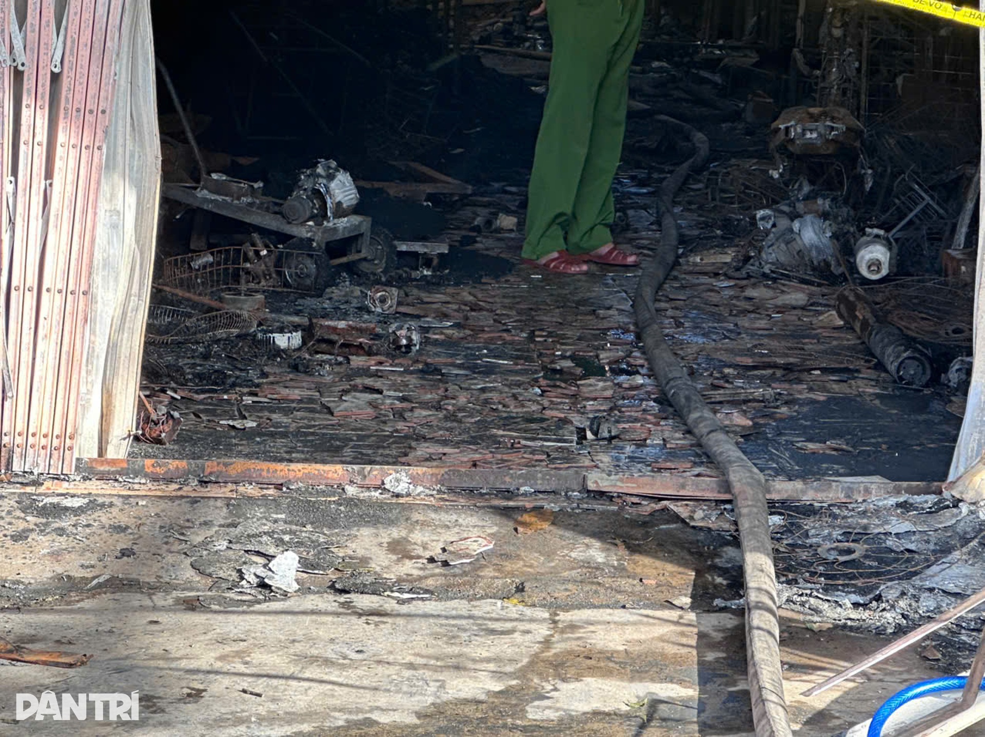 Vụ cháy 4 người tử vong: Bố ôm chặt che chắn, con 1 tháng tuổi thoát chết - 9