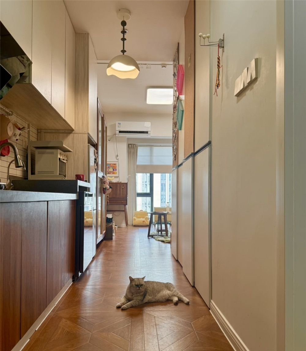 Ngắm căn hộ của cô gái làm văn phòng lương 13 triệu/tháng: Tối giản nhưng góc nào cũng như bước ra từ phim- Ảnh 4.