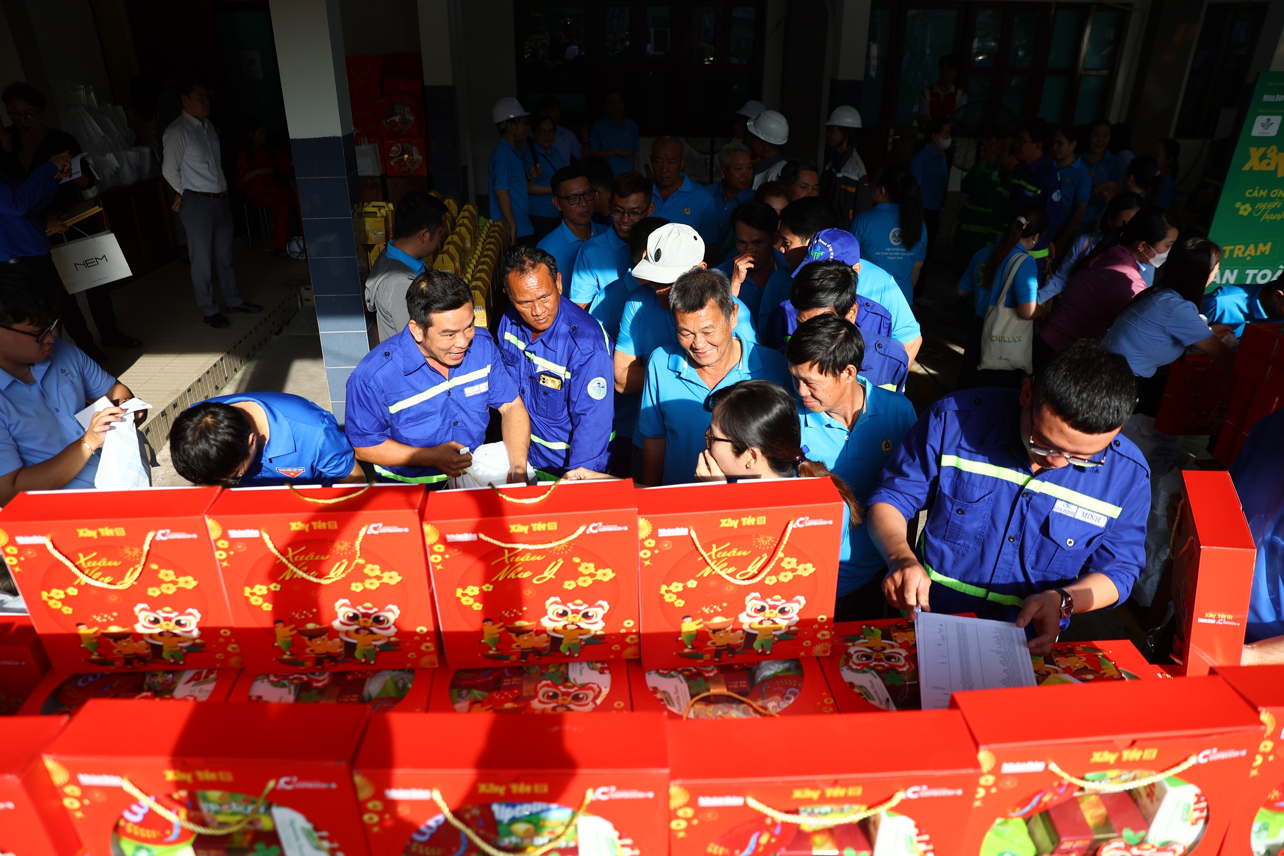 TP.HCM tặng 7.500 vé máy bay, tàu xe cho lao động về quê đón tết - Ảnh 2.