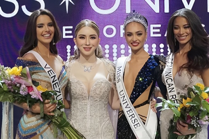 Anne Jakrajutatip bên hoa hậu và các á hậu Miss Universe 2022.