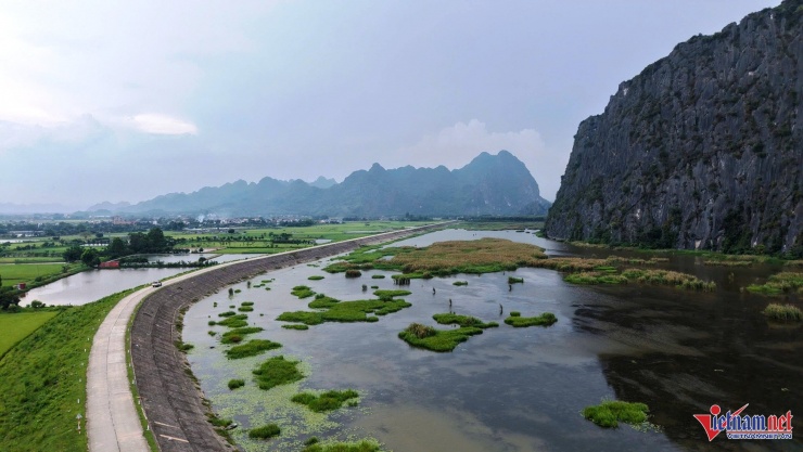 Vân Long được mệnh danh là "vịnh không sóng". Mặt nước ở đây phẳng lặng như một tấm gương khổng lồ, trong vắt, hiện rõ những lớp rong rêu dưới đáy