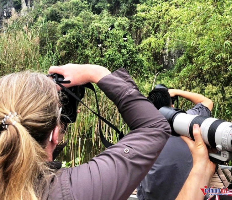 Nhiều nhà nghiên cứu, du khách đến khám phá Vân Long và lưu lại những hình ảnh, thước phim tư liệu. Ảnh: VL