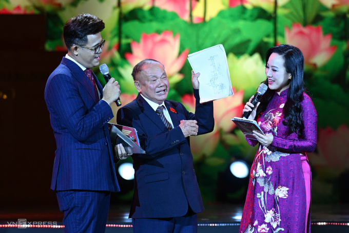 Nhà sáng chế Vũ Hữu Lê với bản vẽ chiếc máy vò chè Liên Xô. Ảnh: Giang Huy