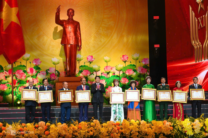 Chủ tịch nước Lương Cường trao danh hiệu Anh hùng lao động cho các tập thể, cá nhân. Ảnh: Giang Huy