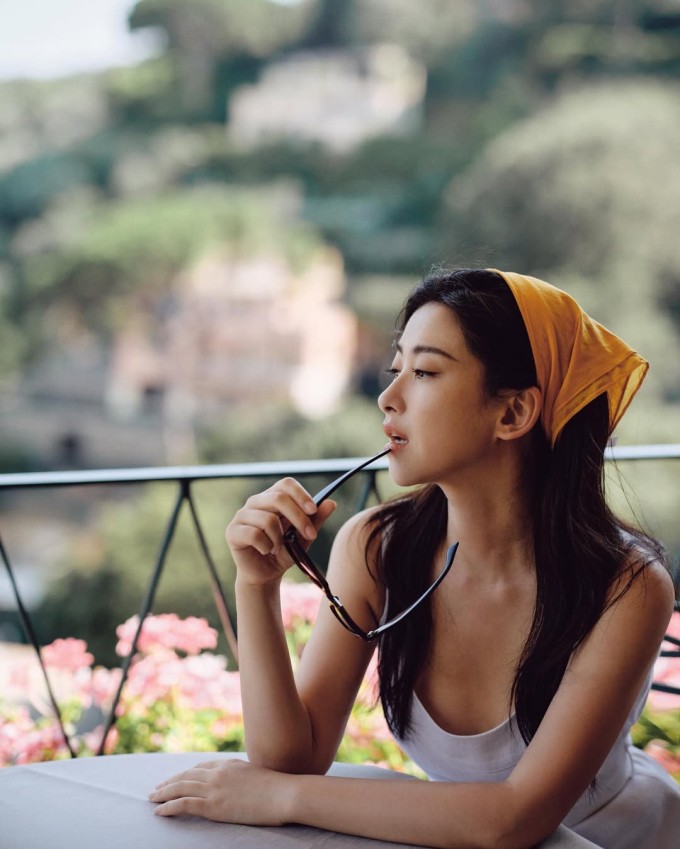 Trên màn ảnh, Chu Châu ghi dấu với lối diễn xuất tinh tế, kín đáo, phù hợp các vai nữ trưởng thành, độc lập và có chiều sâu nội tâm.