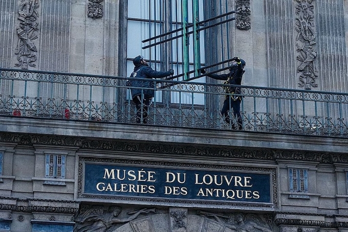 Bảo tàng Louvre tăng cường các biện pháp bảo vệ sau khi vụ trộm xảy ra. Ảnh: AFP