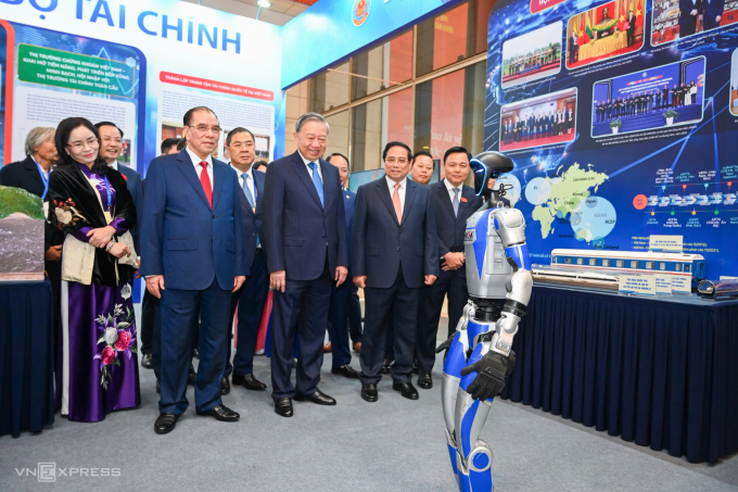 Tổng Bí thư Tô Lâm, nguyên Tổng Bí thư Nông Đức Mạnh và Thủ tướng Phạm Minh Chính thăm các gian hàng triển lãm bên lề đại hội. Ảnh: Giang Huy