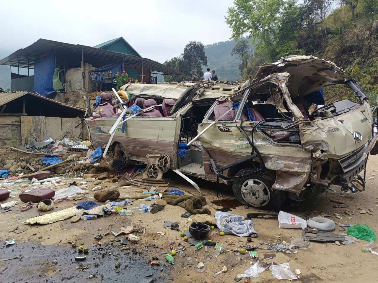 Lật xe chở đoàn từ thiện ở Lào Cai, 9 người chết, 8 người bị thương 3 Lật xe chở đoàn từ thiện ở Lào Cai, 9 người chết, 8 người bị thương - Ảnh 3.